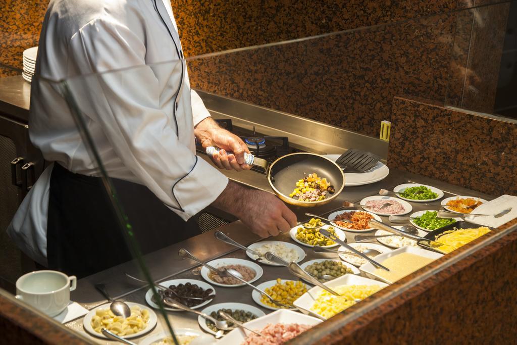 Hotel Windsor Plaza Brasília Zewnętrze zdjęcie A chef preparing a salad bar